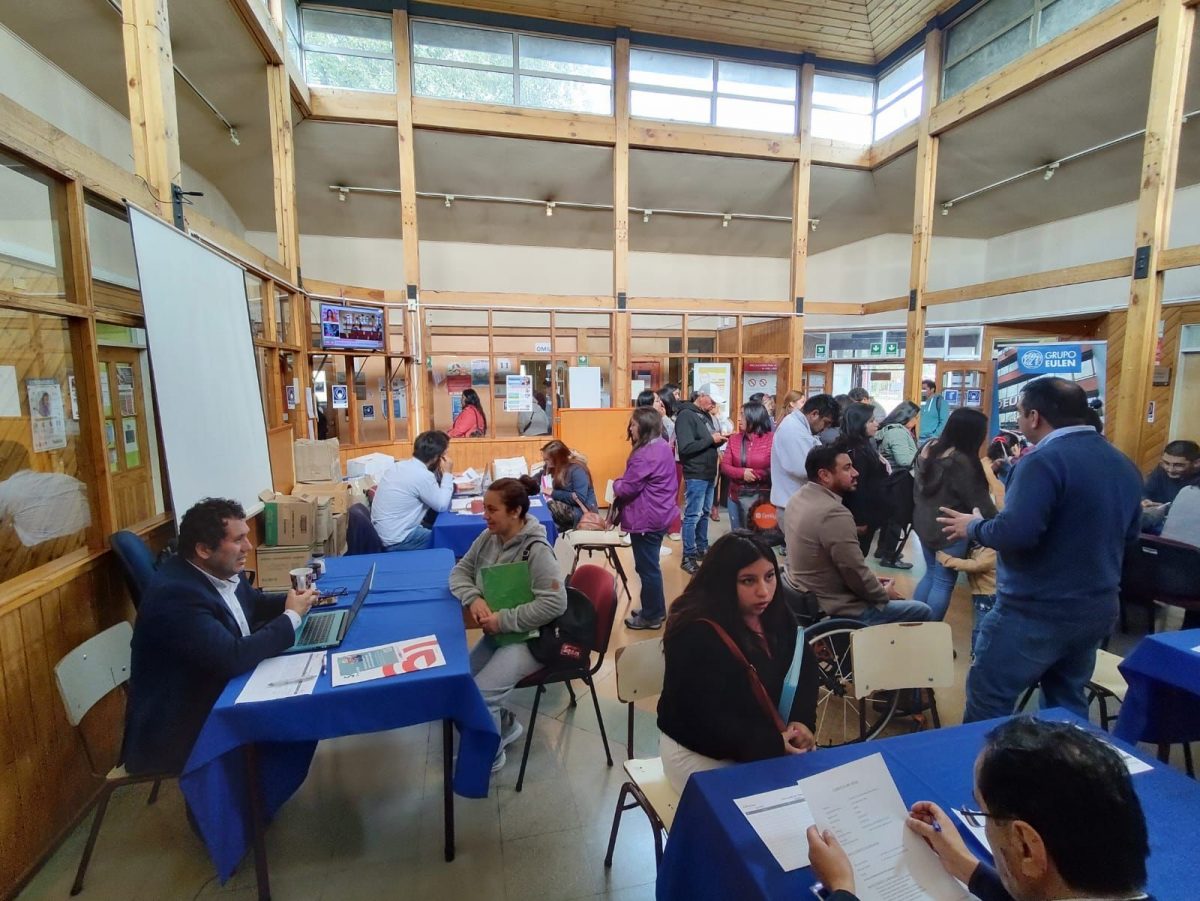 Feria laboral se realiza en Alerce