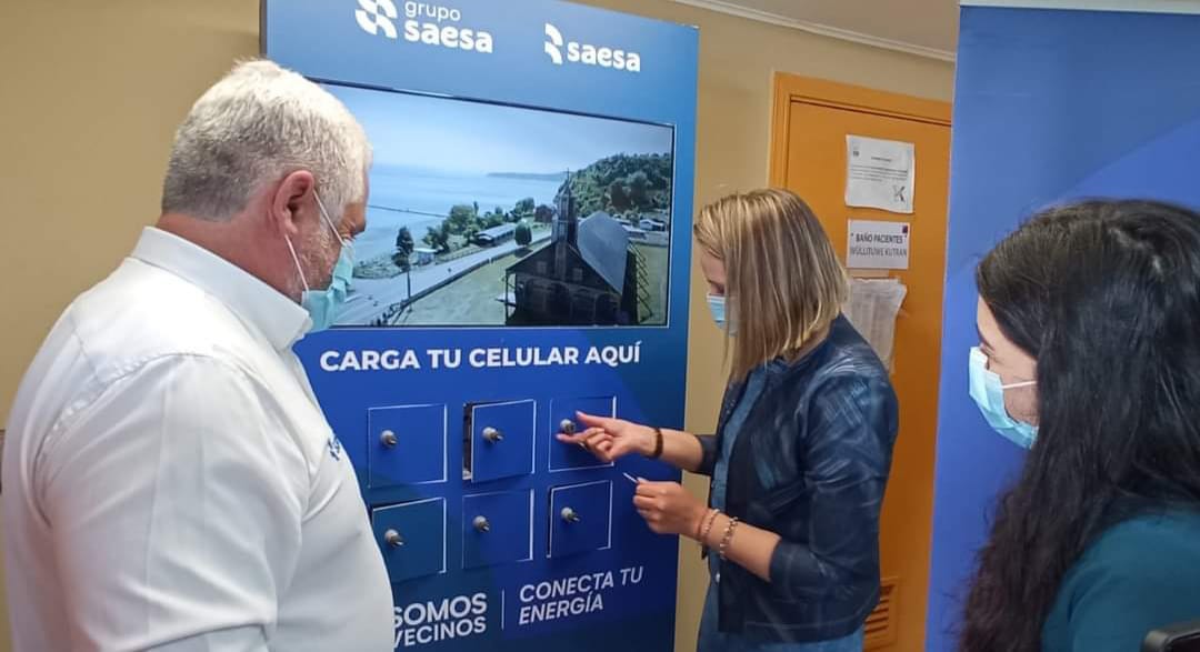 Saesa instala tótems para carga de celulares