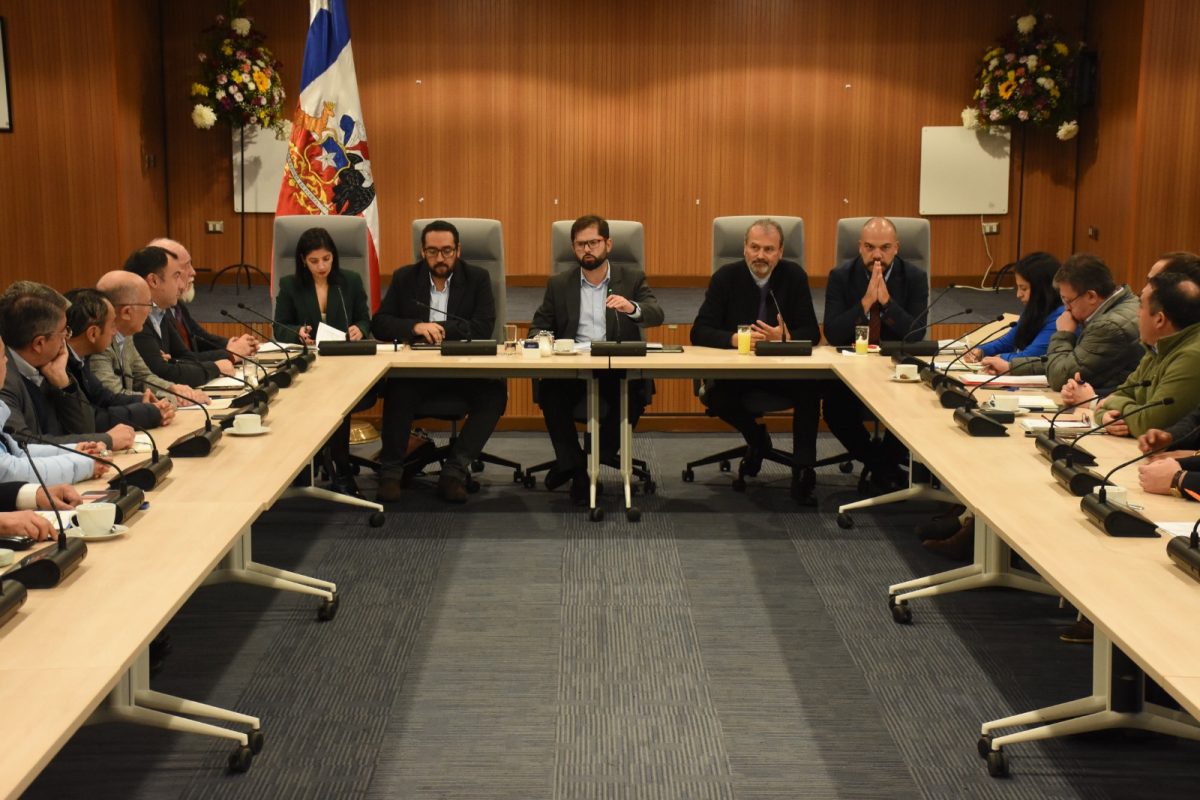 Presidente Boric reúne alcaldes de Los Lagos