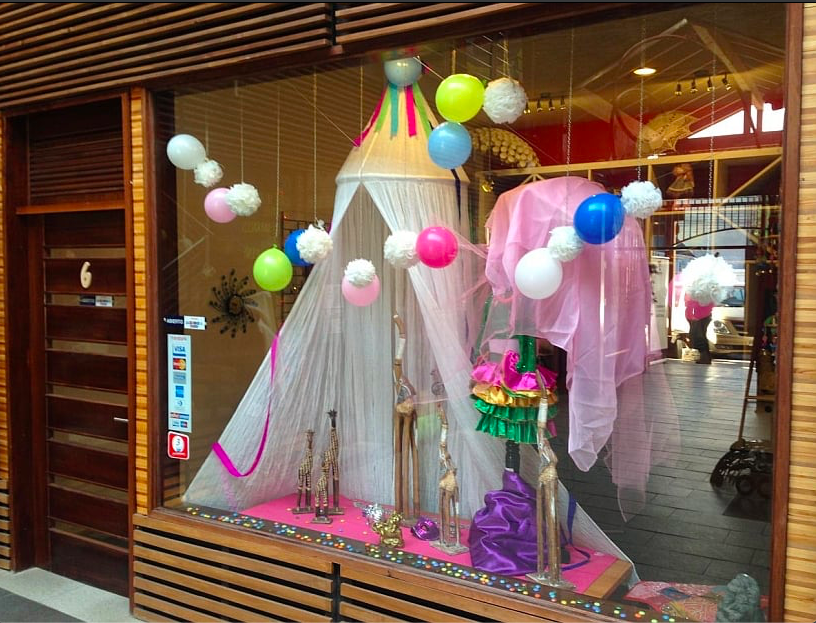 Decoran vitrinas para Festival de la Lluvia