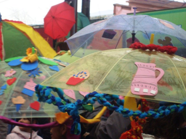 Decoran vitrinas para Festival de la Lluvia