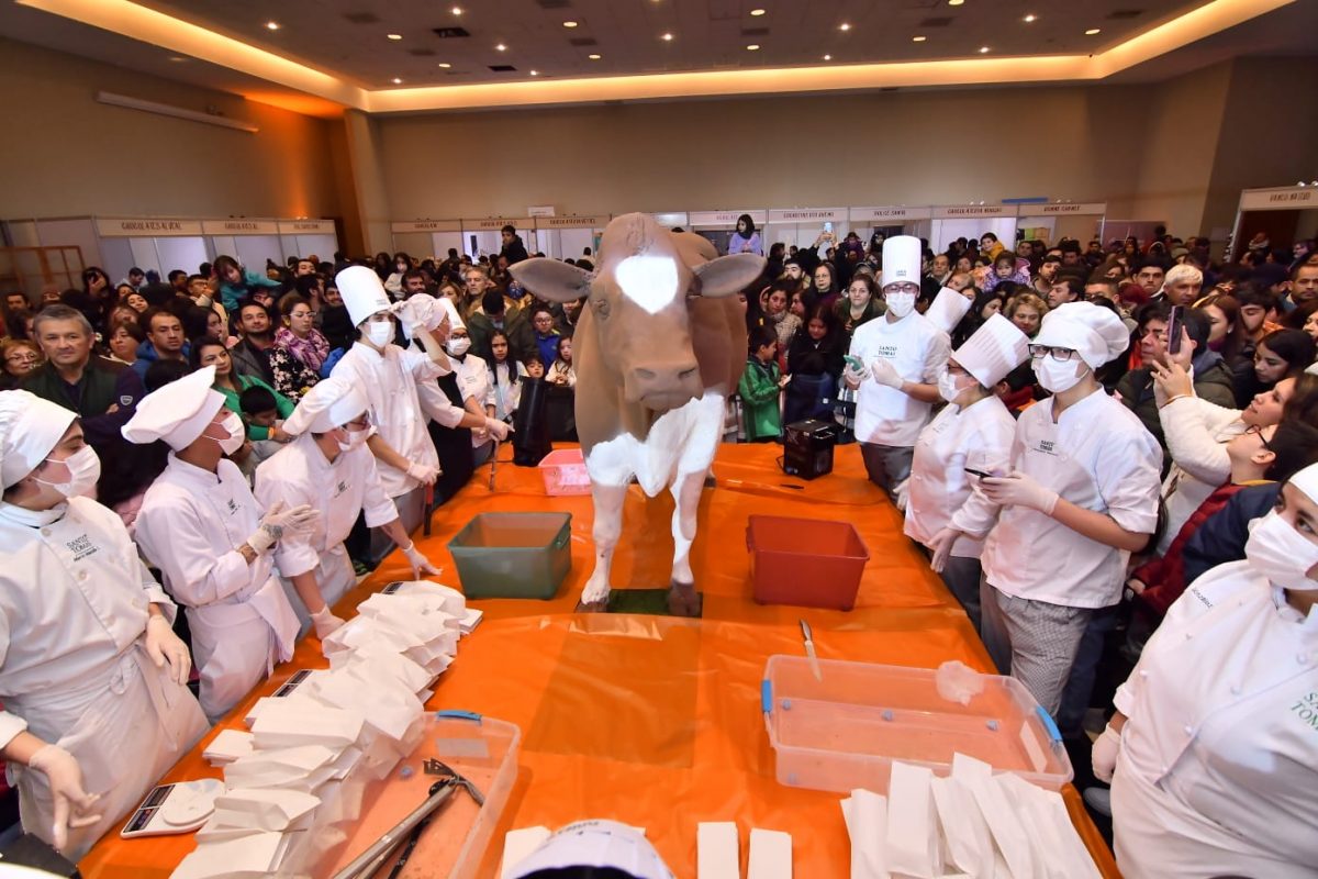 Finaliza festival "La vaca de chocolate más grande del mundo"