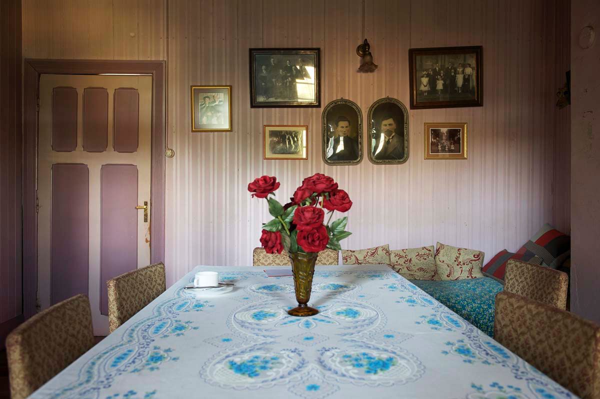 Rescatando el Patrimonio: Fotógrafa Presenta Libro de Interiores en el Sur de Chile