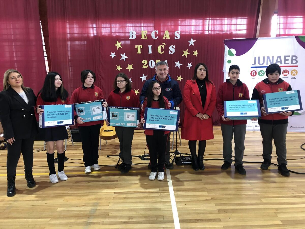 168 estudiantes de Chonchi son favorecidos con la entrega de modernos computadores