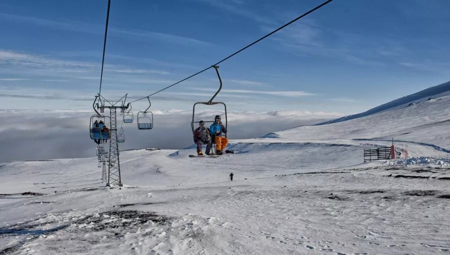 Volcán Osorno: autoridades analizan mantención vial y mejoras para el acceso