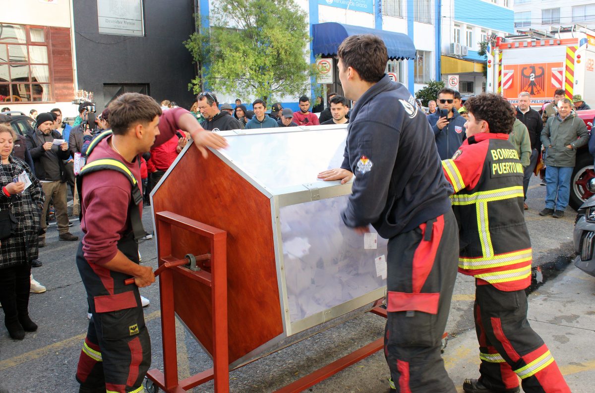 Ganadores de los automóviles de la rifa Bomberos en Puerto Montt