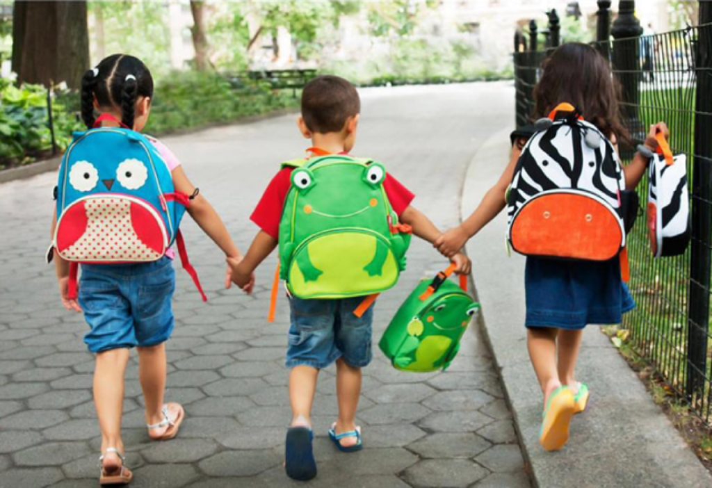 Riesgos de usar mochilas con ruedas y calzados “crecedores”