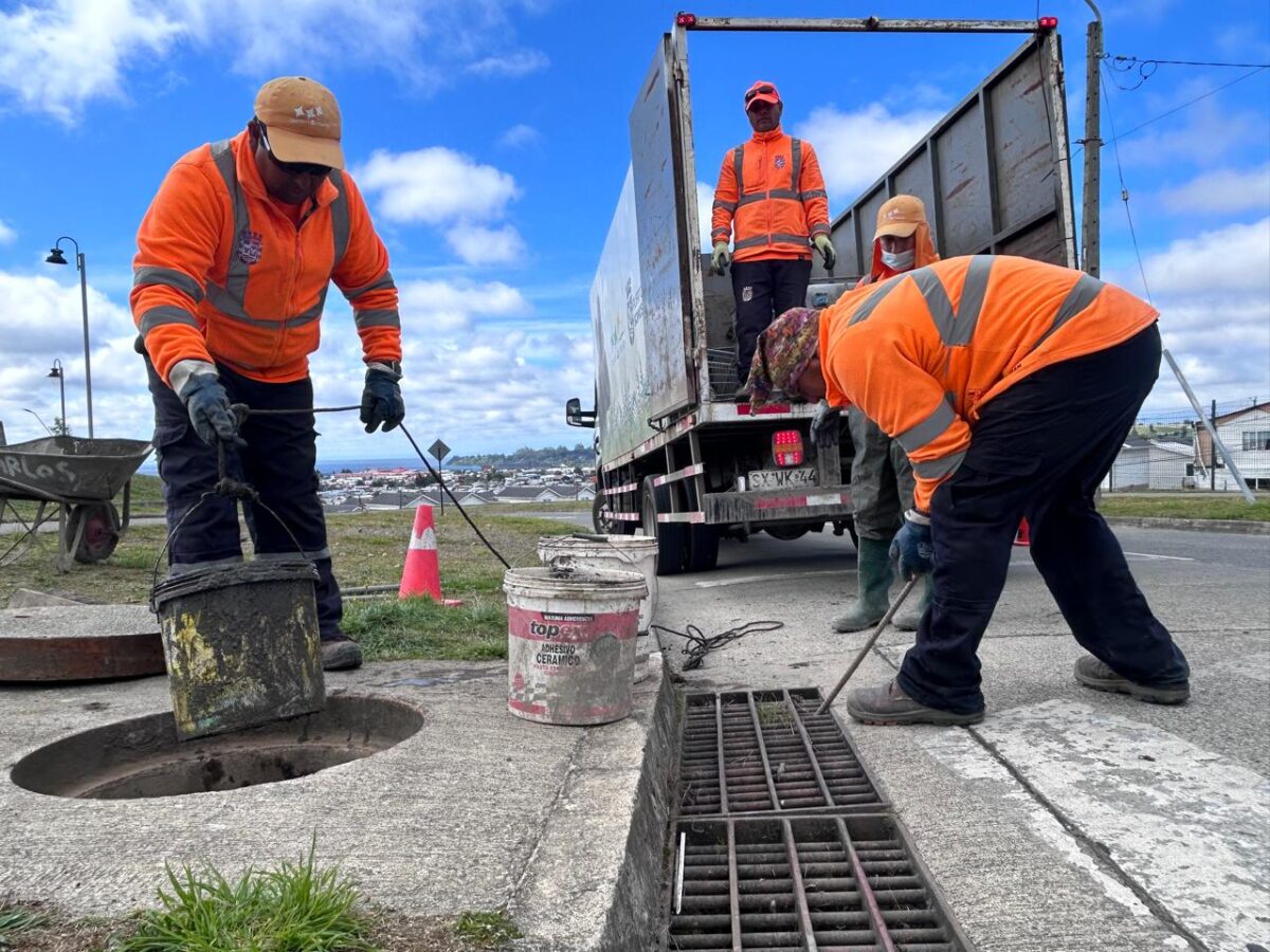 Puerto Varas anticipa el invierno limpiando sumideros de aguas lluvias