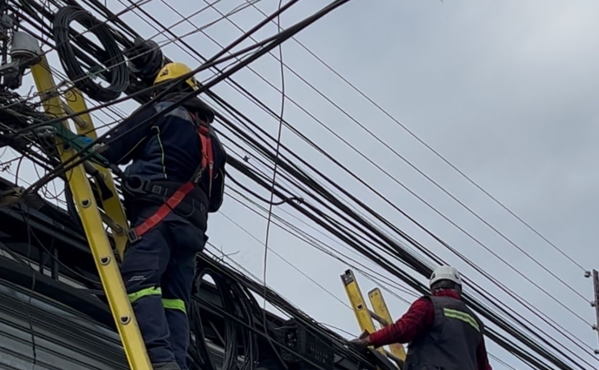 Puerto Varas inicia el retiro de cables en desuso en cuatro sectores de la comuna