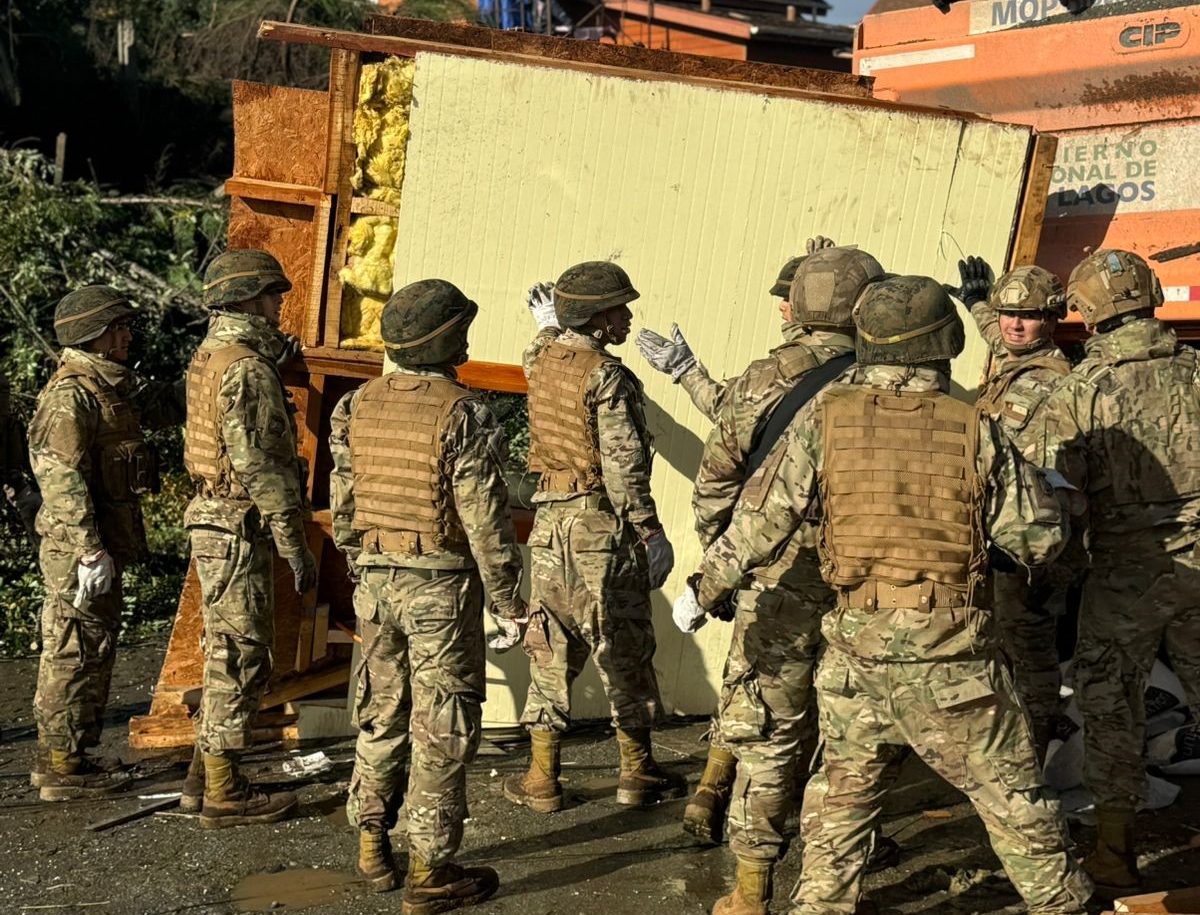 Ejército de Chile apoya en terreno a afectados por tornado en Puerto Varas