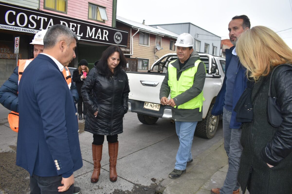 Inspeccionan avance de obras en calle Varas de Puerto Montt