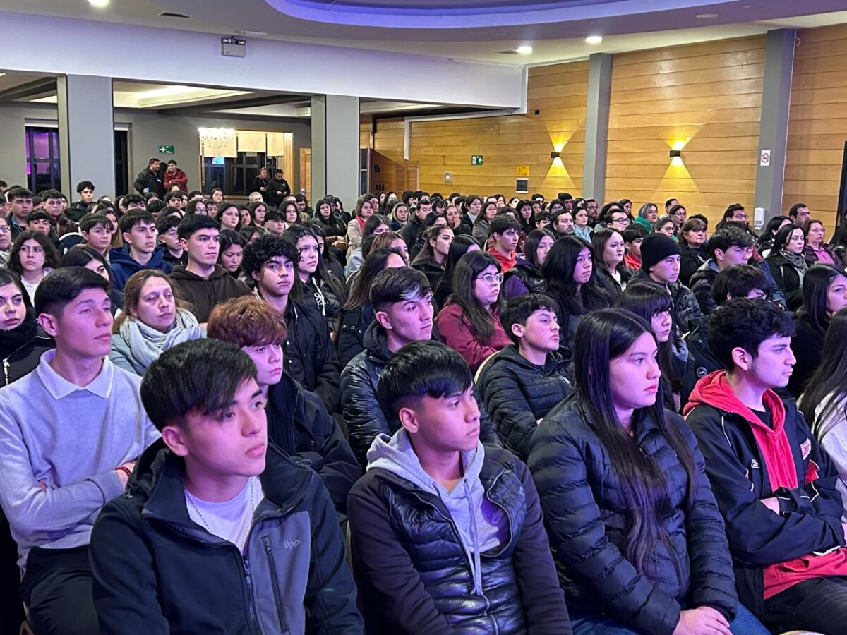 Puerto Varas entrega Beca Municipal a 188 estudiantes