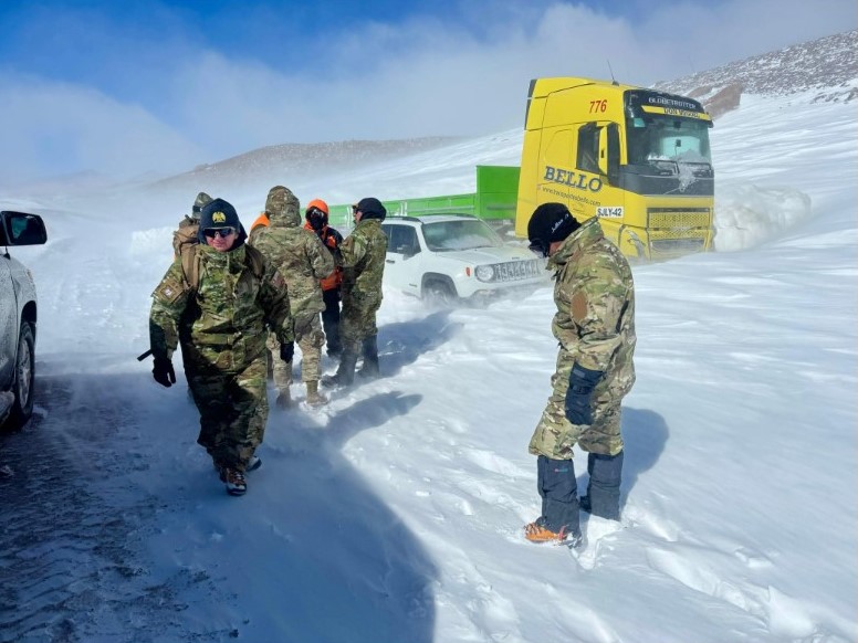 Ejército rescata a turistas atrapados por nieve en Paso Jama