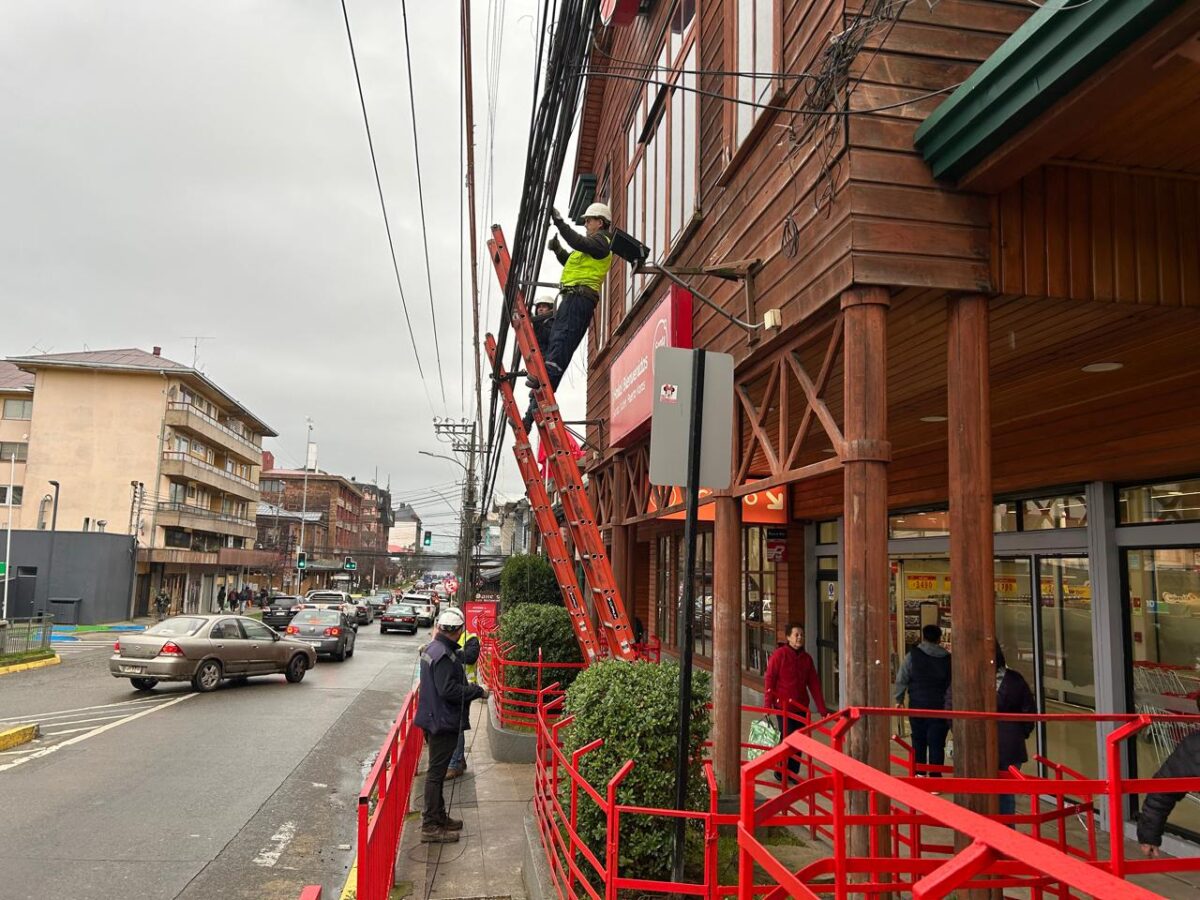 Puerto Varas retira más de 8 toneladas de cables en desuso