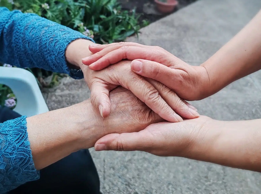 FOSIS y AIEP abren cupos para capacitarse en cuidados de personas mayores
