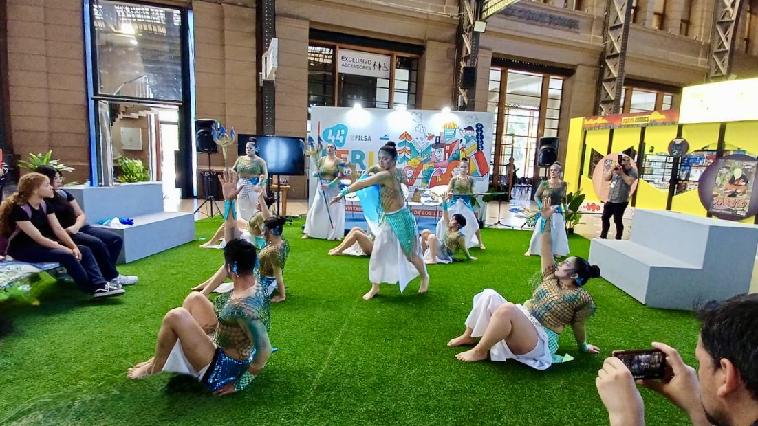 Academia de Danza Vibra Sur representa a Calbuco en FILSA 2025