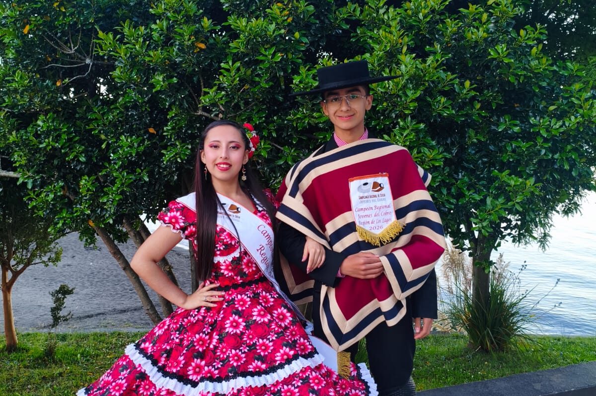 Jóvenes de Puerto Montt ganan campeonato regional de cueca