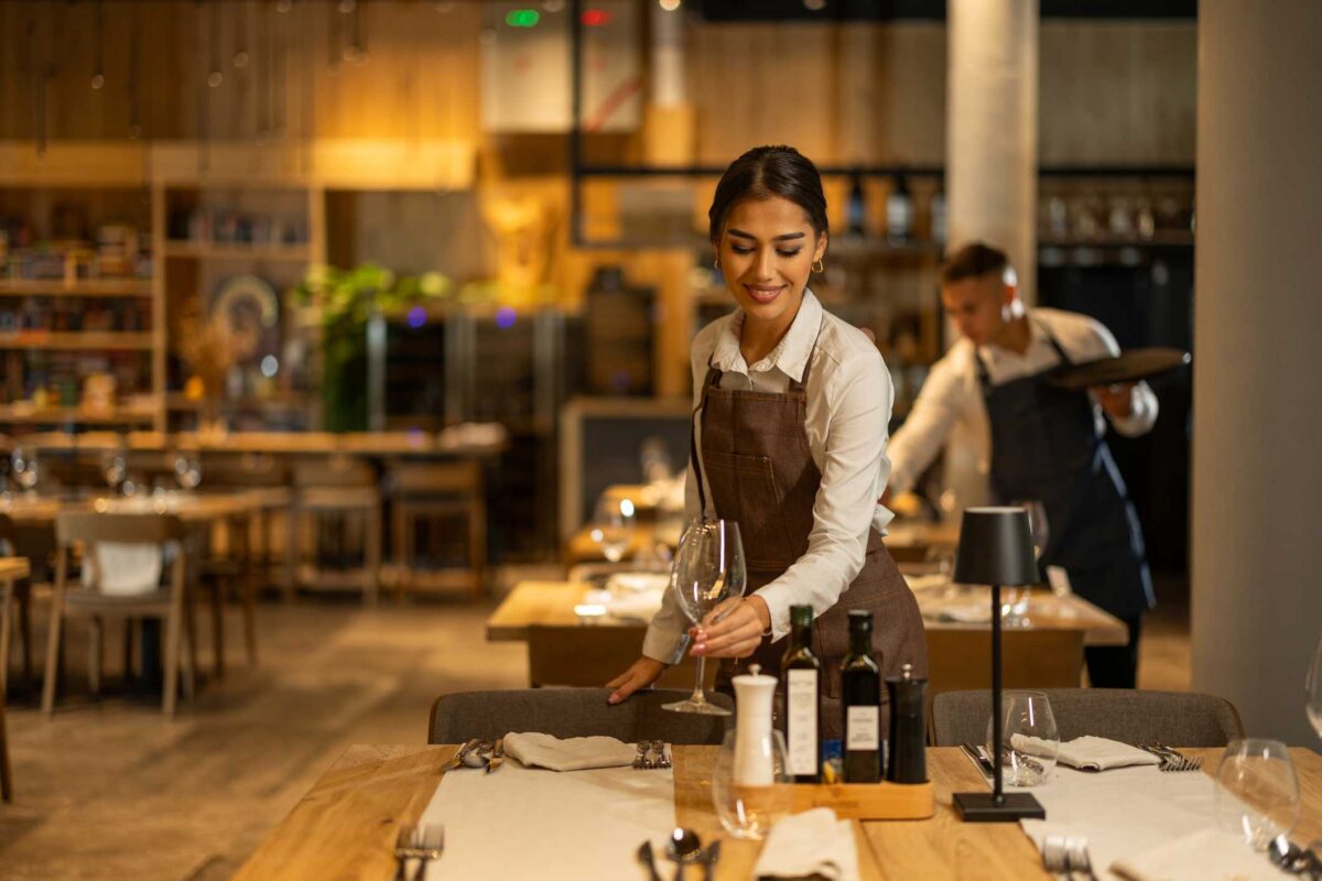 Más de 1.100 vacantes laborales para el verano 2026 en Chile