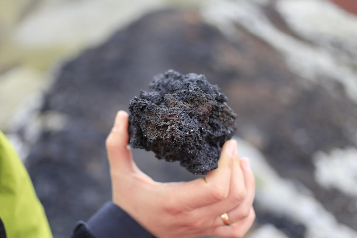 Científico chileno estudia el campo magnético con rocas volcánicas