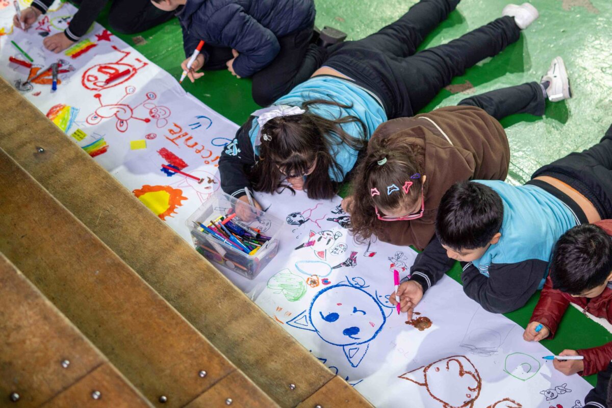 Presentan manual para proteger a niños en emergencias