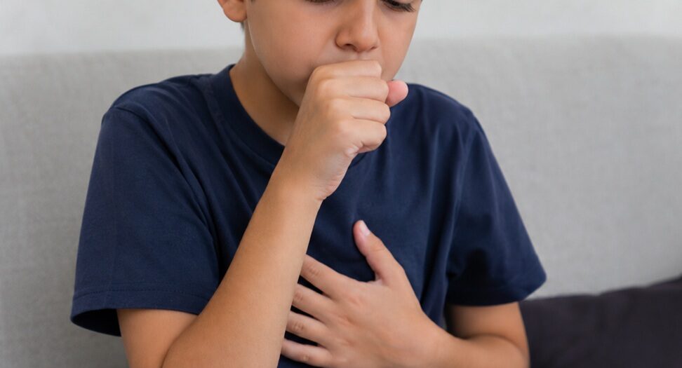 Tos prolongada en niños: causas, riesgos y señales de alerta