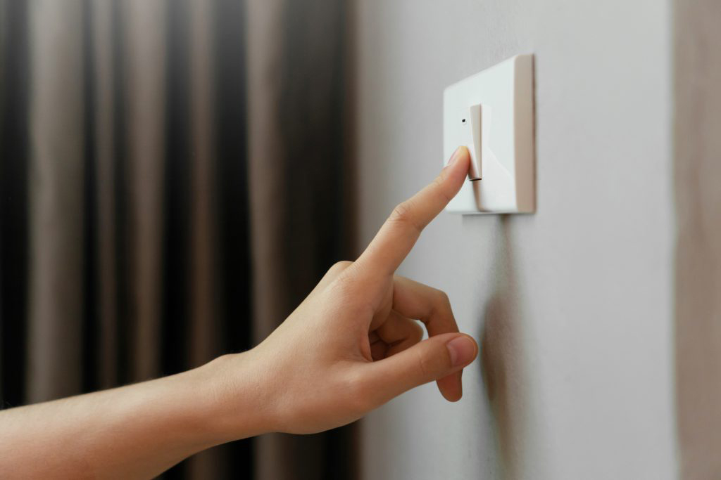 Alza de la luz obliga a 9 de cada 10 familias chilenas a recortar gastos