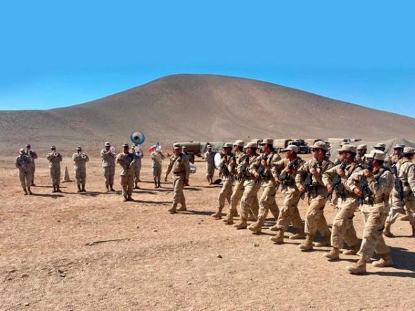 Soldados conscriptos del Ejército ven cine en el Desierto de Atacama ...