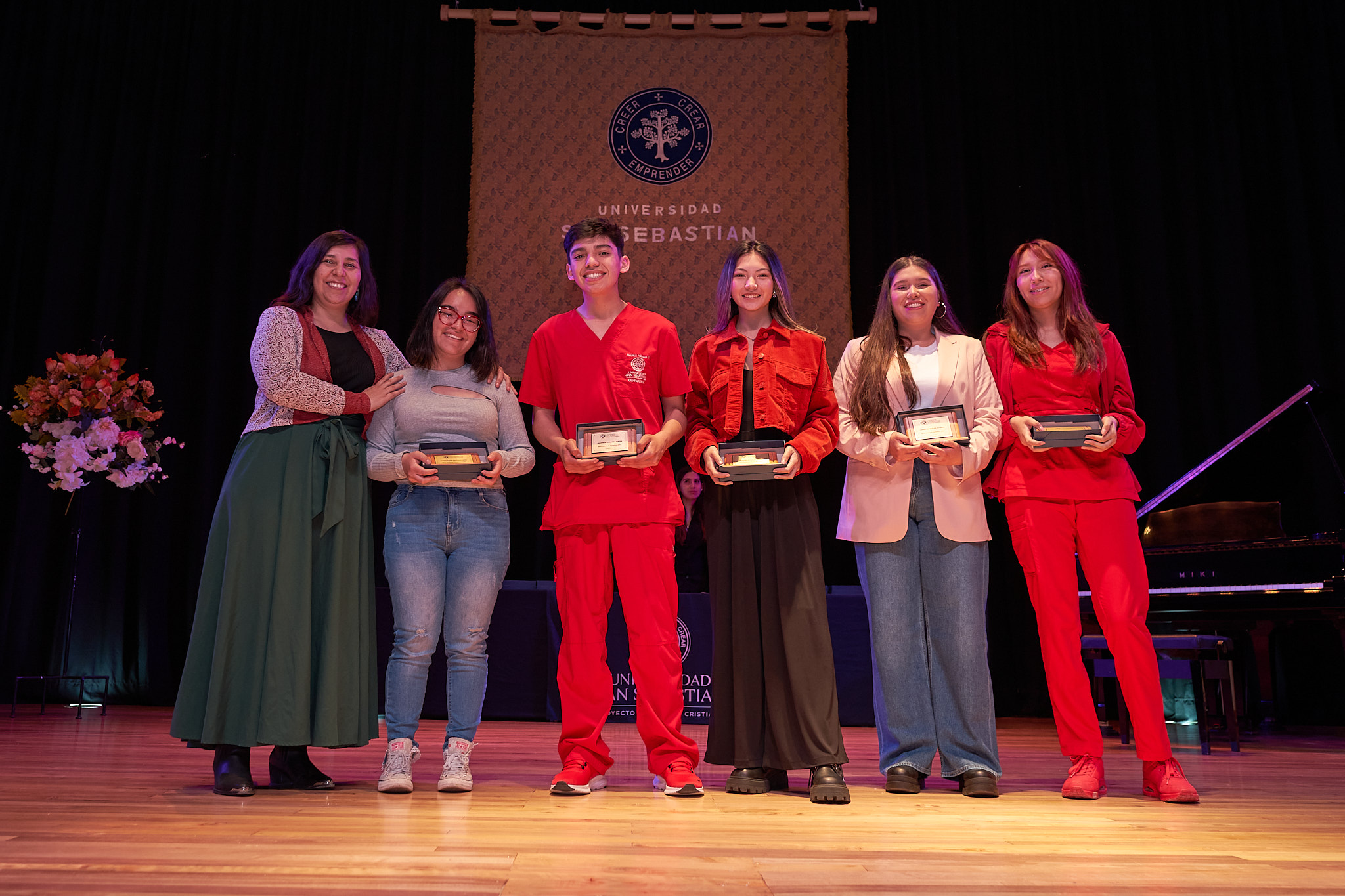 Entregan beca de excelencia académica a universitarios destacados