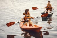 kayaks en el lago