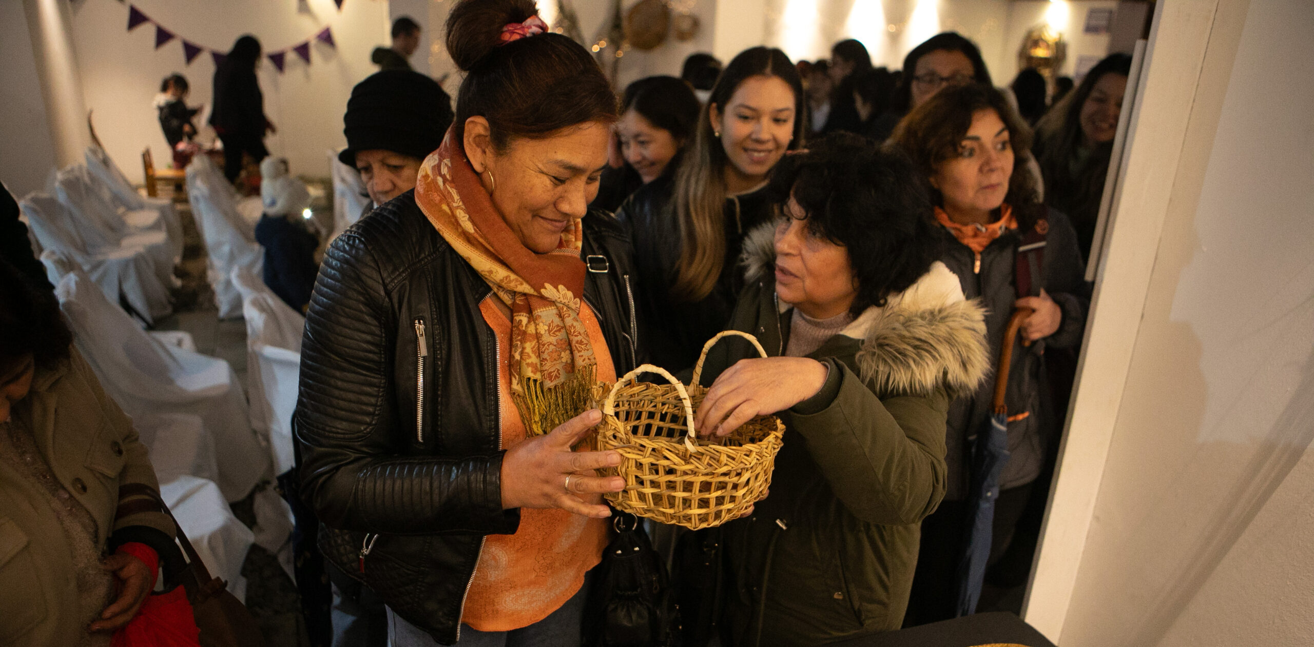 Hilando la vida, tejiendo la historia: Exposición de mujeres en Puerto Varas