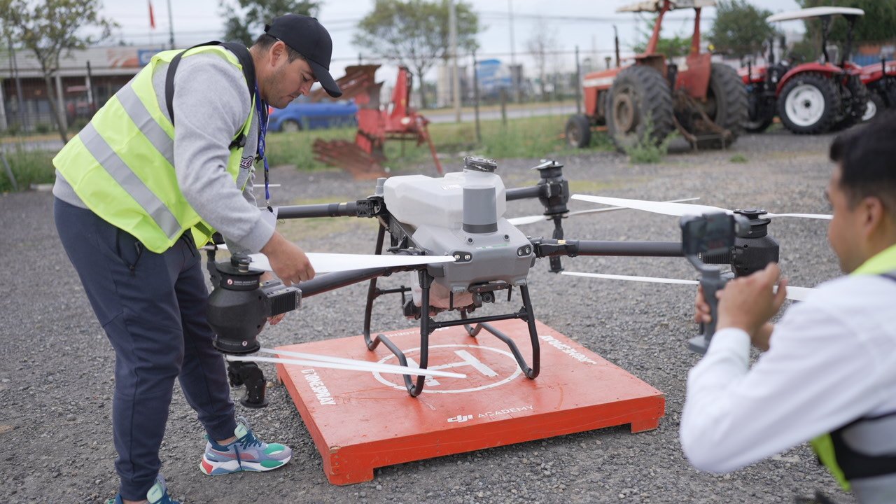 Primera escuela que forma pilotos de drones agrícolas y está en Puerto Varas