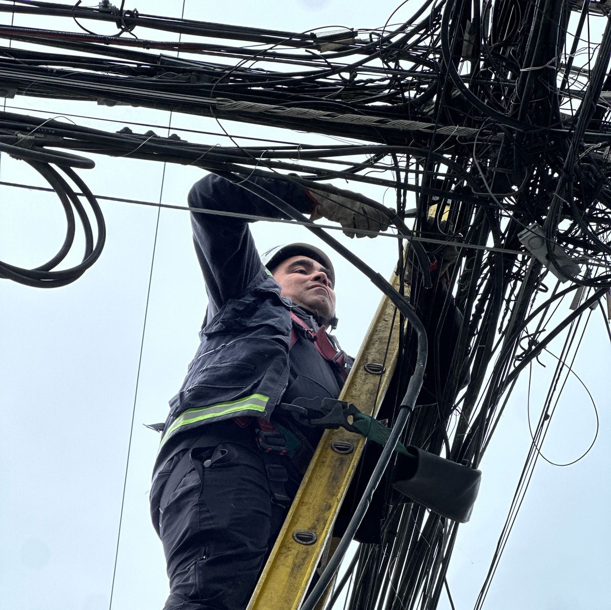 Puerto Varas retira más de 22 toneladas de cables en desuso