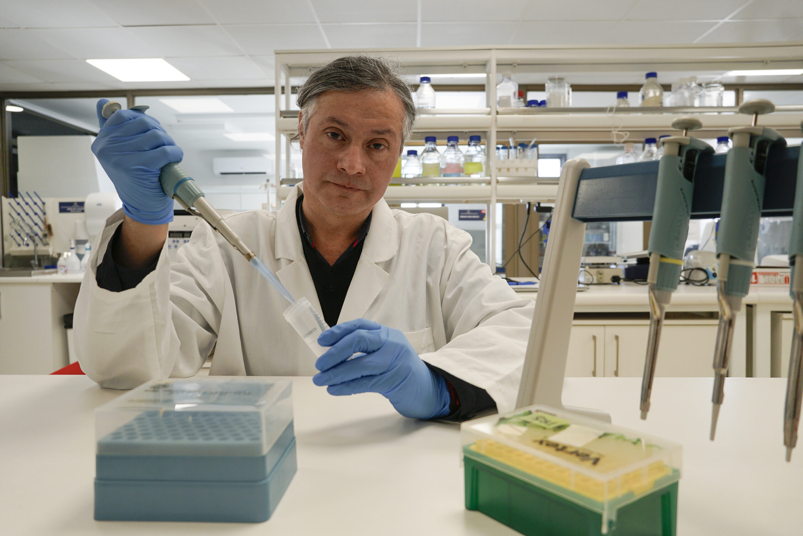 Científico puertomontino lidera investigación que vincula microplásticos con el cáncer de mama