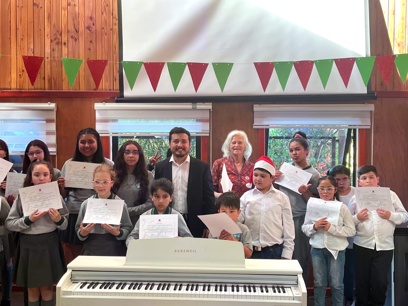 Emotivo concierto navideño para adultos mayores en Frutillar