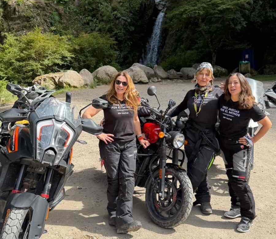 Tres aventureras recorren extremo sur de Chile en moto
