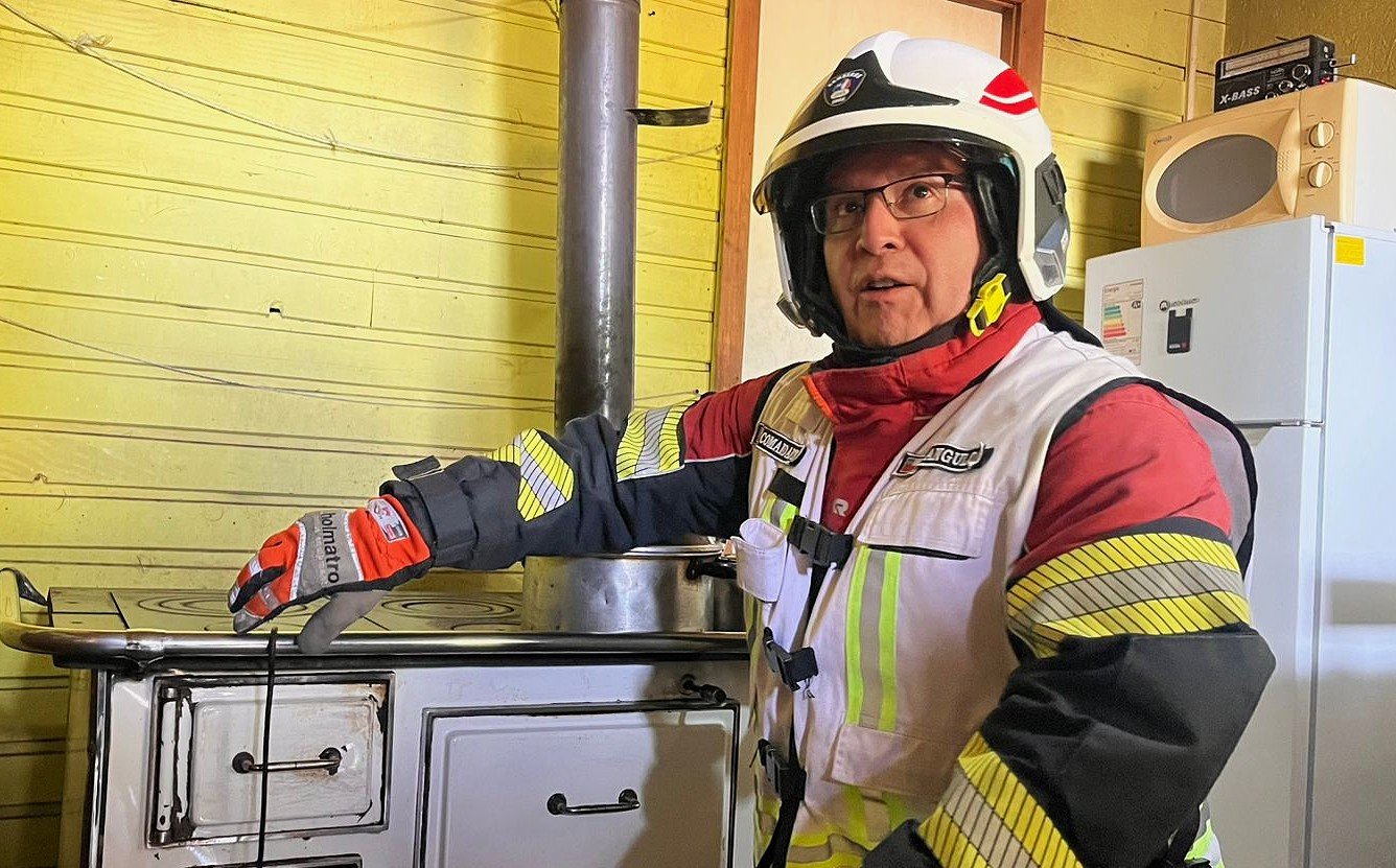 En otoño e invierno con el incremento de la demanda de calefacción, Puerto Montt enfrenta un alto número de emergencias estructurales vinculadas al uso de leña. Según datos del Cuerpo de Bomberos, entre 2025 y 2026 se registraron 3 mil 596 emergencias estructurales, de las cuales 600 correspondieron a incendios declarados y 150 a inflamación de ductos y chimeneas. Con el objetivo de reducir incendios por inflamación de chimeneas, el seremi de Energía de Los Lagos, Andrés Niklitschek, junto al Comandante del Cuerpo de Bomberos de Puerto Montt, Roberto Angulo, llegaron hasta la Leñería Los Helechos, en Pelluco. Allí compartieron recomendaciones prácticas y reforzaron la alianza estratégica entre Energía y Bomberos, orientada a la prevención de emergencias estructurales. Bomberos destacó que la inflamación de ductos (caños) es una de las causas más recurrentes de emergencias en la temporada de invierno, y subrayó la importancia de la mantención periódica de los sistemas de calefacción. “El llamado a la comunidad es un trabajo conjunto: motivar a las familias a realizar mantenciones y usar adecuadamente sus equipos de combustión. Entre 2025 y 2026 se registraron 3 mil 596 emergencias estructurales, de las cuales 600 correspondieron a incendios declarados y 150 a inflamación de ductos y chimeneas”, señaló el comandante Roberto Angulo. Por su parte, el seremi de Energía, Andrés Niklitschek recalcó que la Región de Los Lagos es la segunda con mayor consumo de leña en el país, alcanzando 3,7 millones de metros cúbicos al año, lo que equivale al 95% de los hogares regionales. Además, informó que en 2025 se consumieron 44 mil 827 toneladas de pellet y que en lo que va de 2026 ya se han utilizado más de 13 mil toneladas. “Promover el autocuidado es clave: no secar ropa cerca de la combustión, no usar productos inflamables para encender el fuego y preferir artefactos certificados”, enfatizó. Las autoridades coincidieron en que el uso de leña seca y pellet de calidad no solo previene incendios, sino que también contribuye a disminuir la contaminación del aire y proteger la salud de niños, adultos mayores y personas con enfermedades crónicas. Recomendaciones Bomberos de Puerto Montt, junto al seremi de Energía, insistieron en que la prevención comienza en cada hogar. Mantener limpias y en buen estado las combustiones y caños, evitar secar ropa cerca de la estufa y no usar productos inflamables para encender el fuego son medidas básicas que reducen riesgos. También llamaron a guardar la leña y el pellet bajo techo, aislados del suelo y protegidos con lona impermeable, además de preferir siempre leña certificada con el Sello Calidad de Leña y pellet de buena calidad. El seremi Niklitschek junto al comandante Angulo, recordaron que la leña debe tener menos de 25% de humedad y que los combustibles deben mantenerse lejos de la combustión o fuentes de calor. Estas acciones simples, recalcaron, pueden marcar la diferencia entre un invierno seguro y una emergencia estructural. Lea también:  “Nueva Oficina de Deportes Acuáticos y Aire Libre en Puerto Varas”
