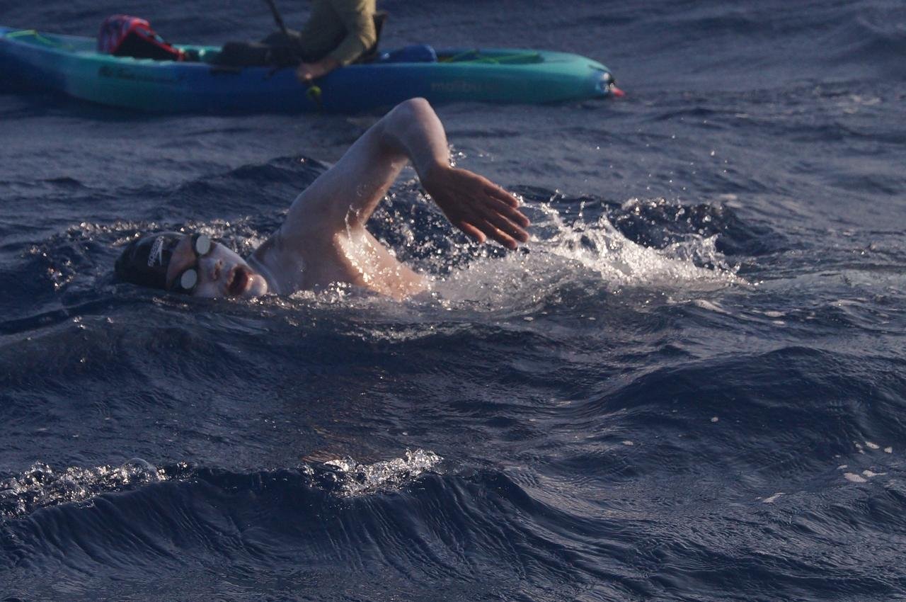 Sebastián González el primer chileno en cruzar el Canal Kaiwi en Hawái