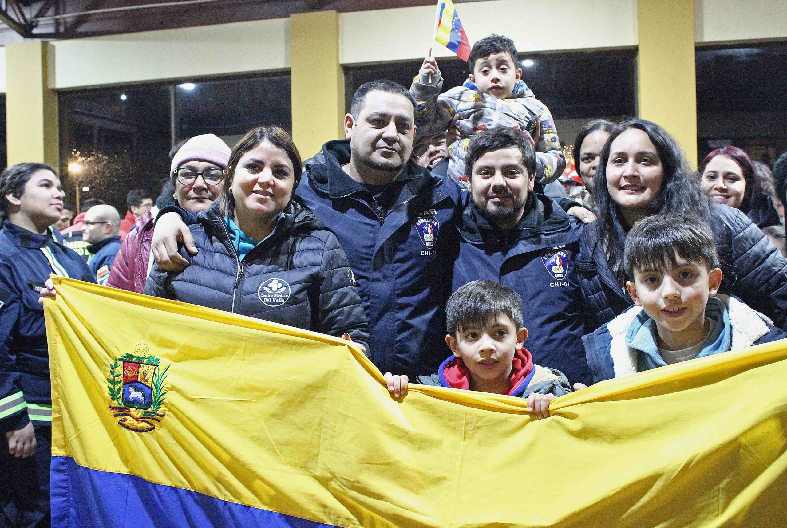 Bomberos de Puerto Montt recibe a rescatistas tras misión en Venezuela